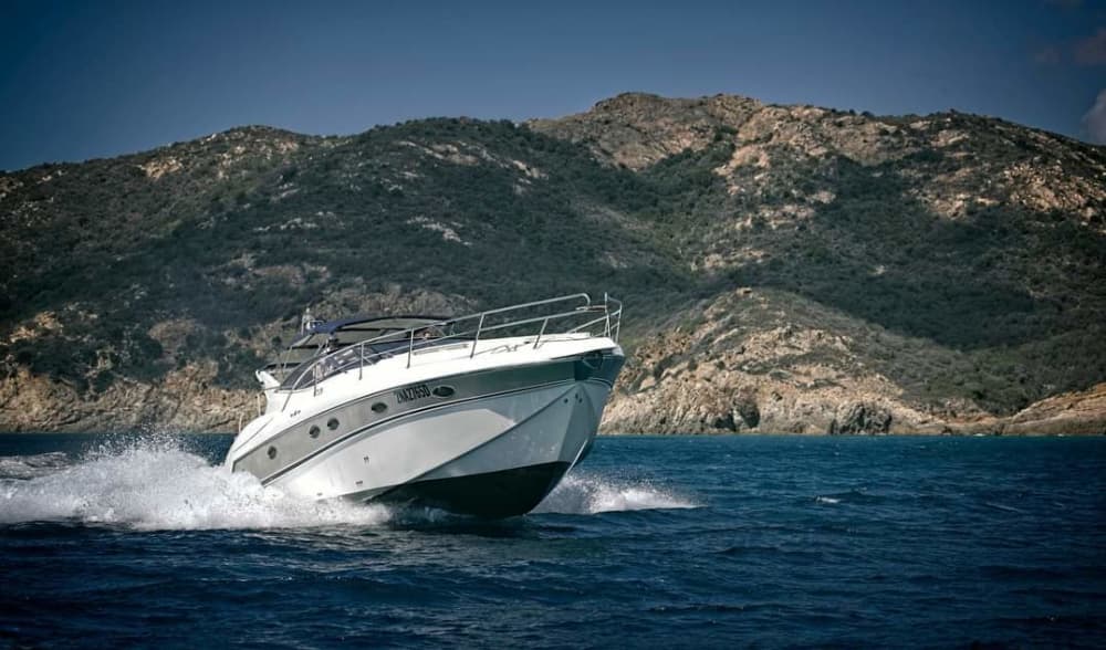 3 ore e 30 minuti di lusso su uno yacht a motore.