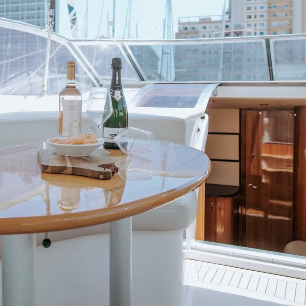 3 ore e 30 minuti di lusso su uno yacht a motore.