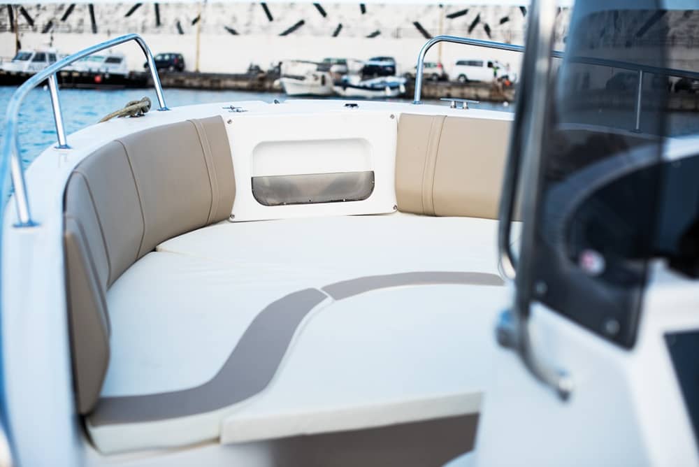 Louez un bateau à moteur pour 4 heures de plaisir