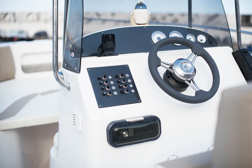 Louez un bateau à moteur pour 4 heures de plaisir