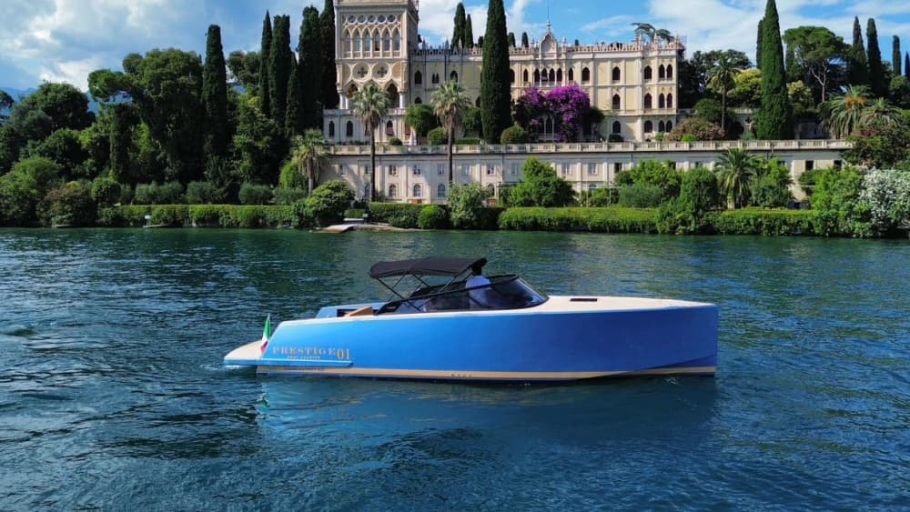 Ein Tag in Salò auf einem Motorboot