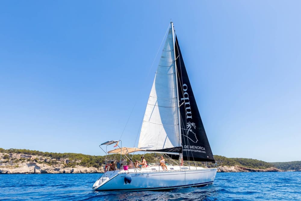 La hora dorada en el mar: calas, aguas tranquilas y el resplandor del atardecer en Menorca.