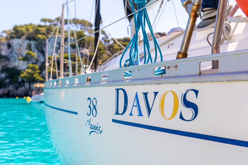La hora dorada en el mar: calas, aguas tranquilas y el resplandor del atardecer en Menorca.