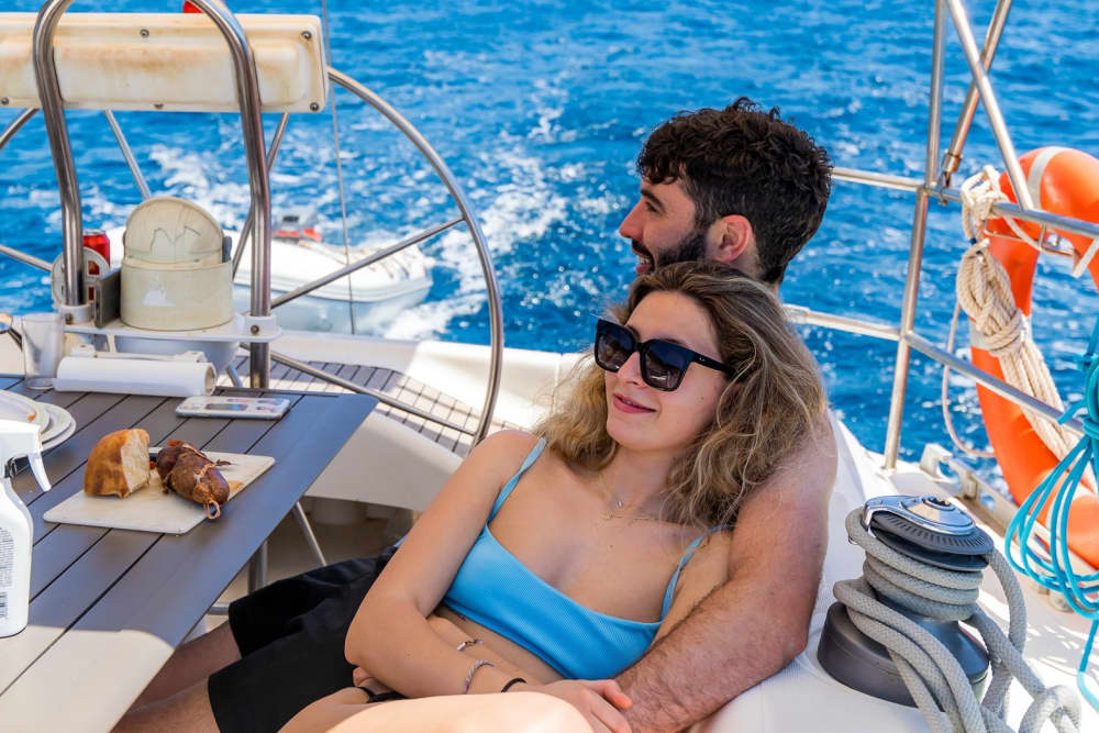 La hora dorada en el mar: calas, aguas tranquilas y el resplandor del atardecer en Menorca.