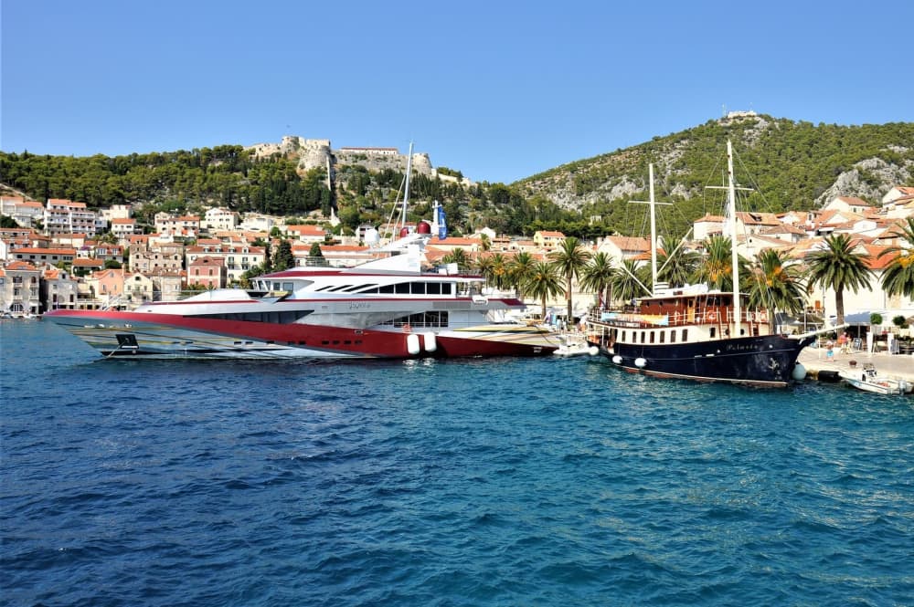 Excursion en hors-bord | Grotte bleue, Hvar et Vis au départ de Trogir