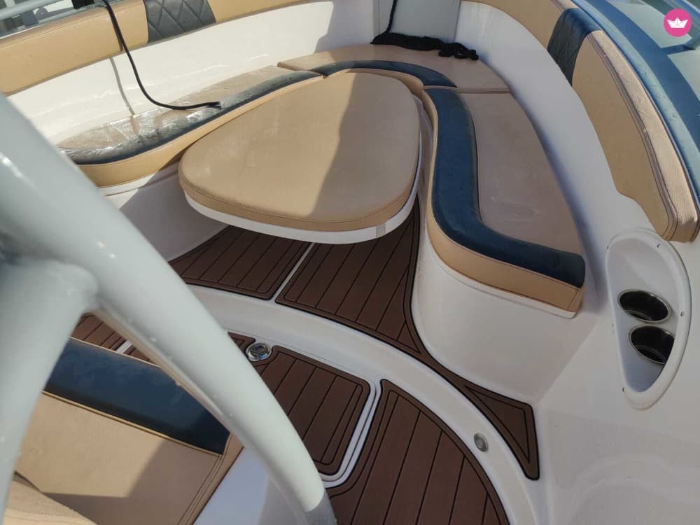 Explore Le Gosier de barco: Um dia inteiro na água a bordo de uma lancha.