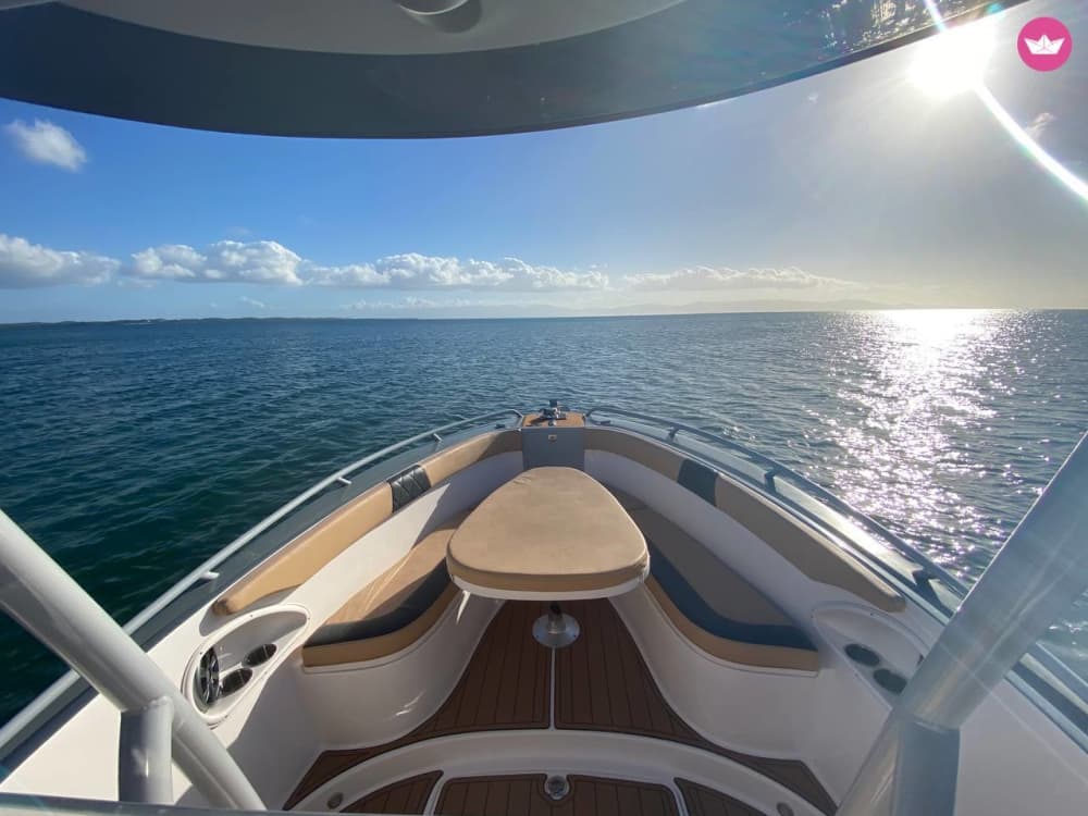 Explore Le Gosier de barco: Um dia inteiro na água a bordo de uma lancha.