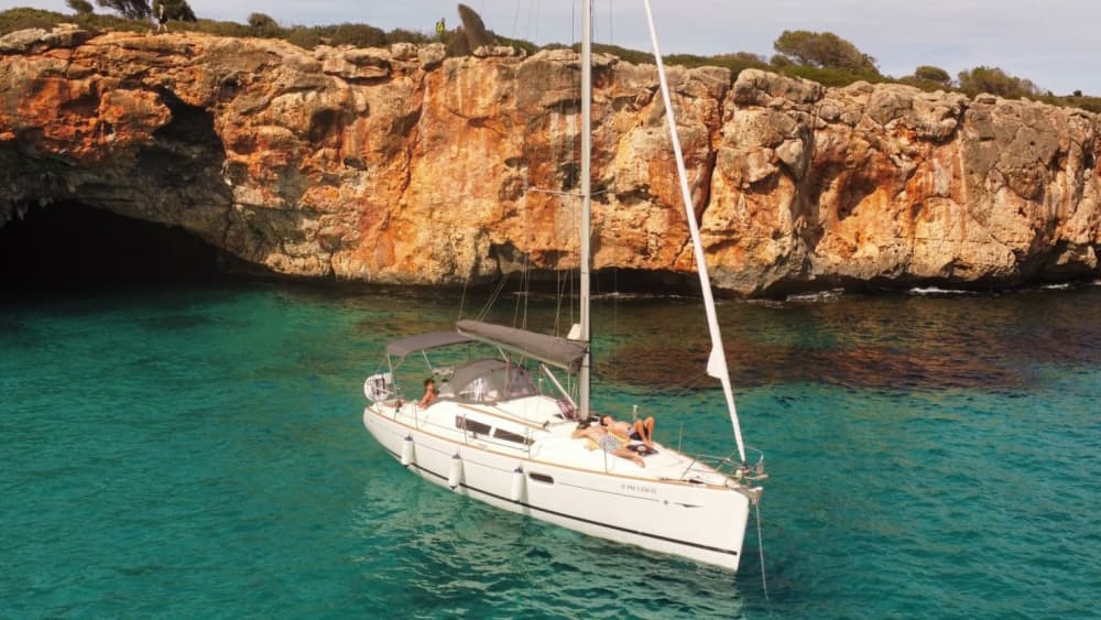Demi-journée en Voilier – Criques et Eaux Turquoises à Découvrir