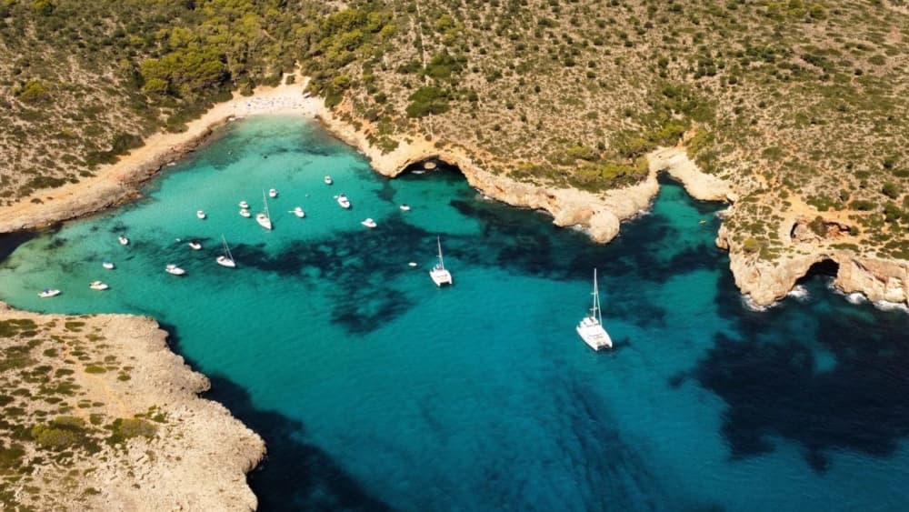 Demi-journée en Voilier – Criques et Eaux Turquoises à Découvrir