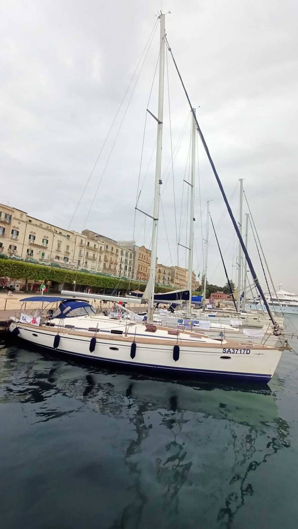 Gita in barca a vela privata di 8 ore a Marina di Ragusa