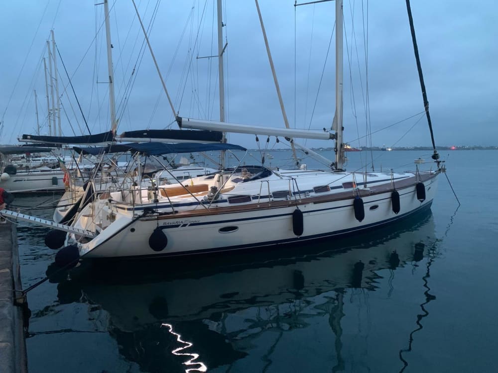 Paseo privado en velero de 8 horas en Marina di Ragusa
