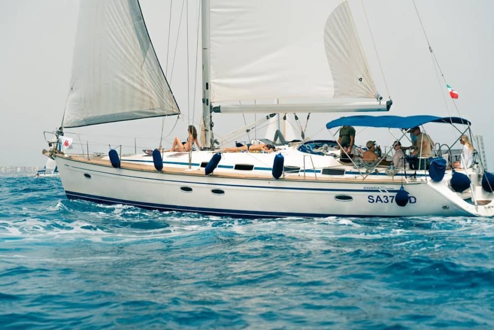 Gita in barca a vela privata di 8 ore a Marina di Ragusa