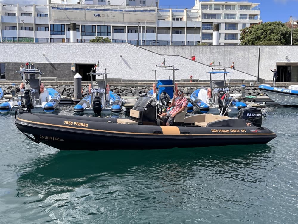 Een ontspannen uitstapje naar Ponta Delgada: een boottocht van 3,5 uur op een motorboot.