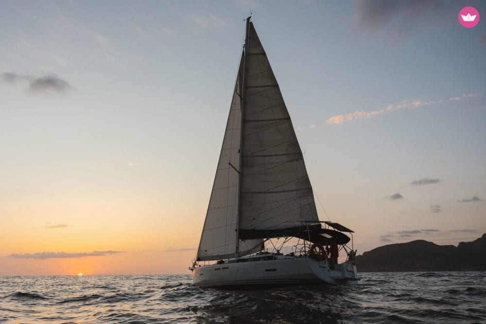 Erleben Sie einen Segeltörn bei Sonnenuntergang vor der Insel Sa Dragonera auf Mallorca!