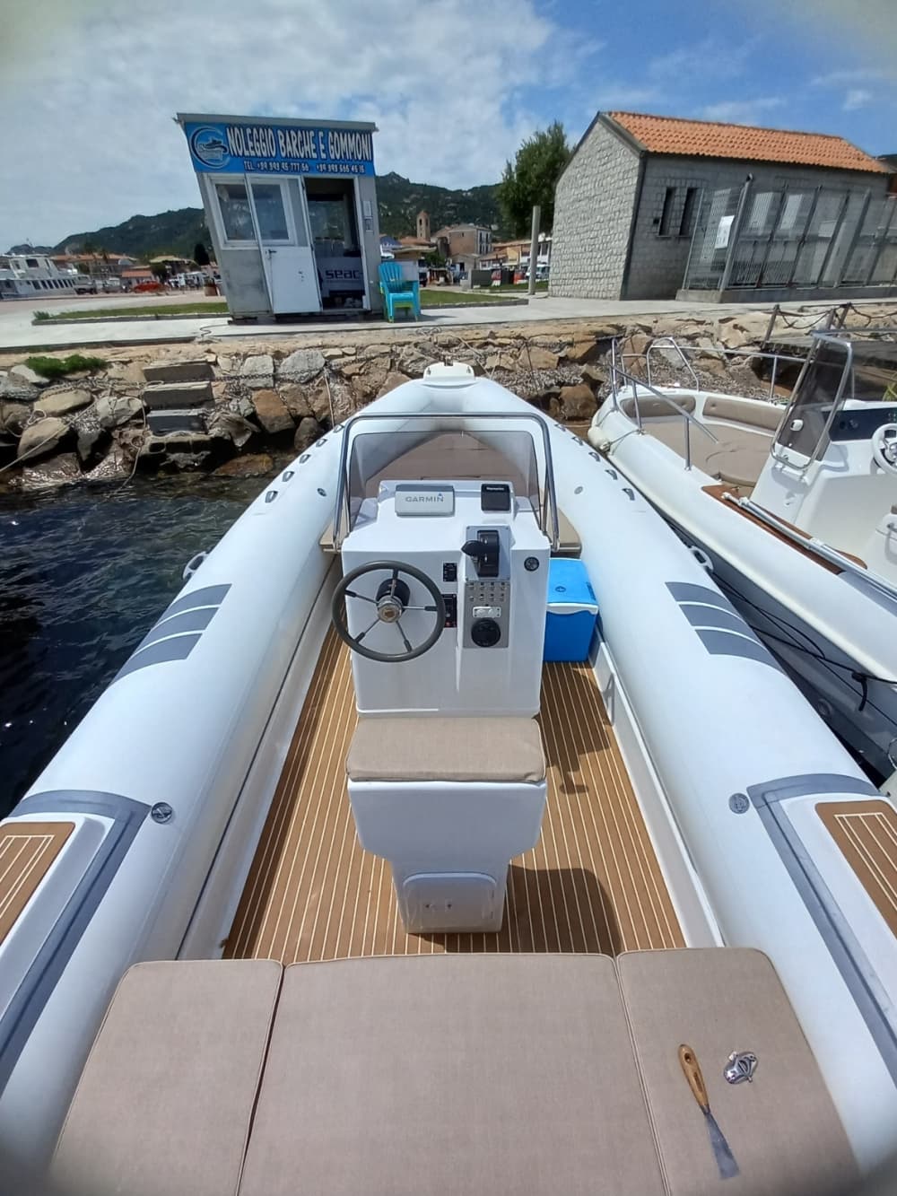 Enjoy the sun on a 9h boat trip in Cannigione