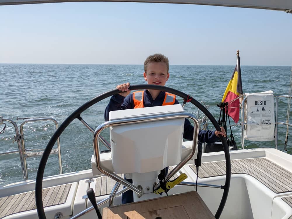 Relájate en Nieuwpoort-Bad: 8 horas de sol en un velero.