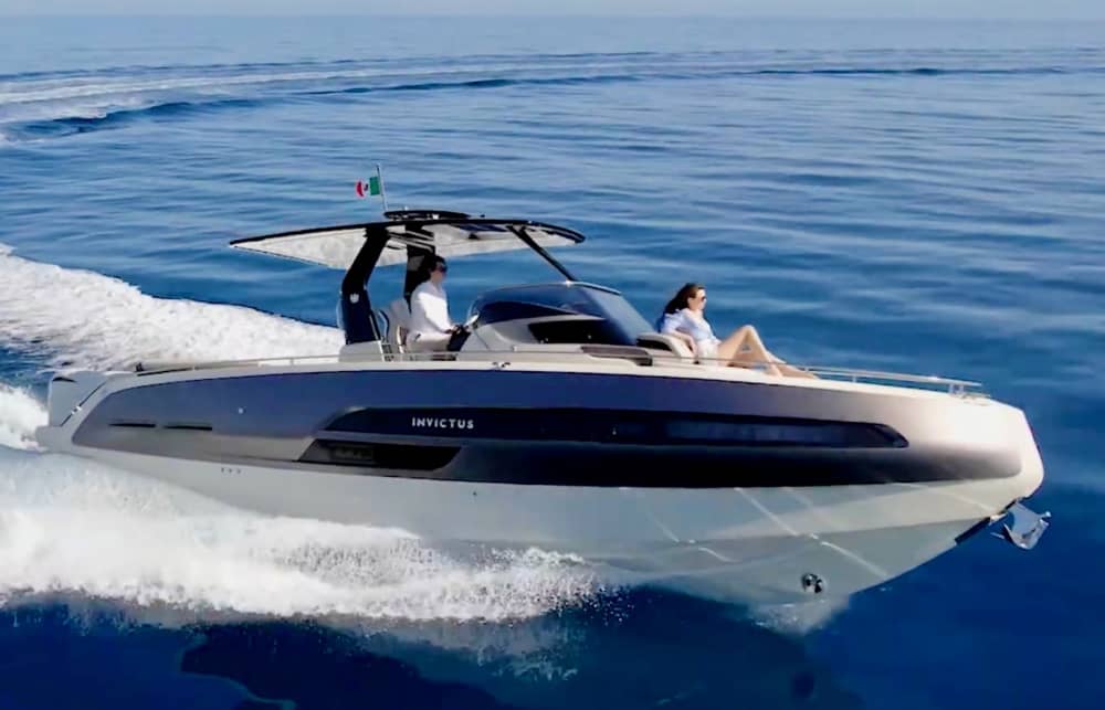 Croisière bleue et verte le long de la côte de Sithonia