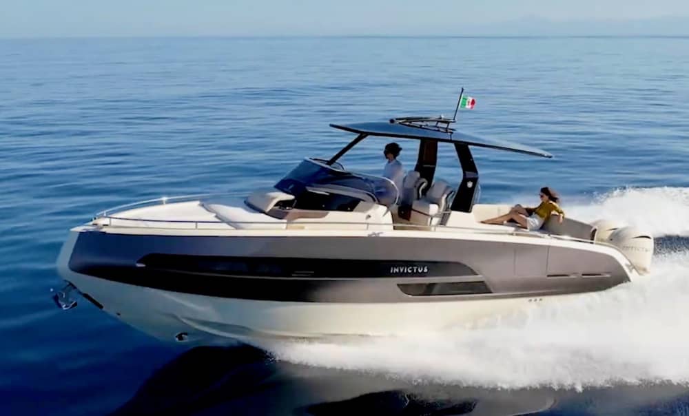 Croisière bleue et verte le long de la côte de Sithonia