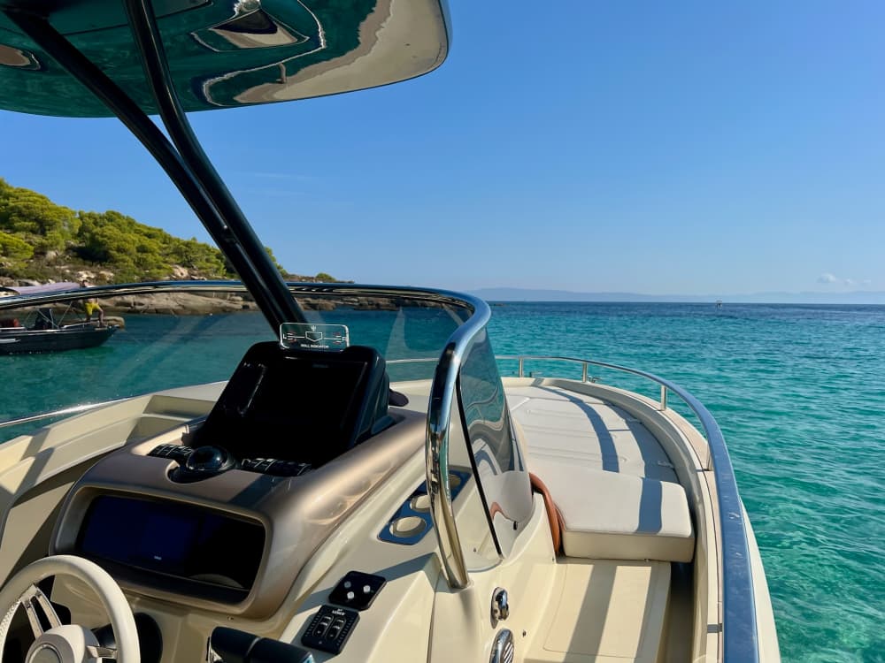 Croisière bleue et verte le long de la côte de Sithonia