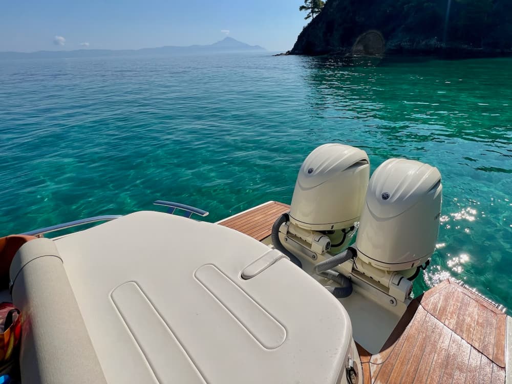 Croisière bleue et verte le long de la côte de Sithonia