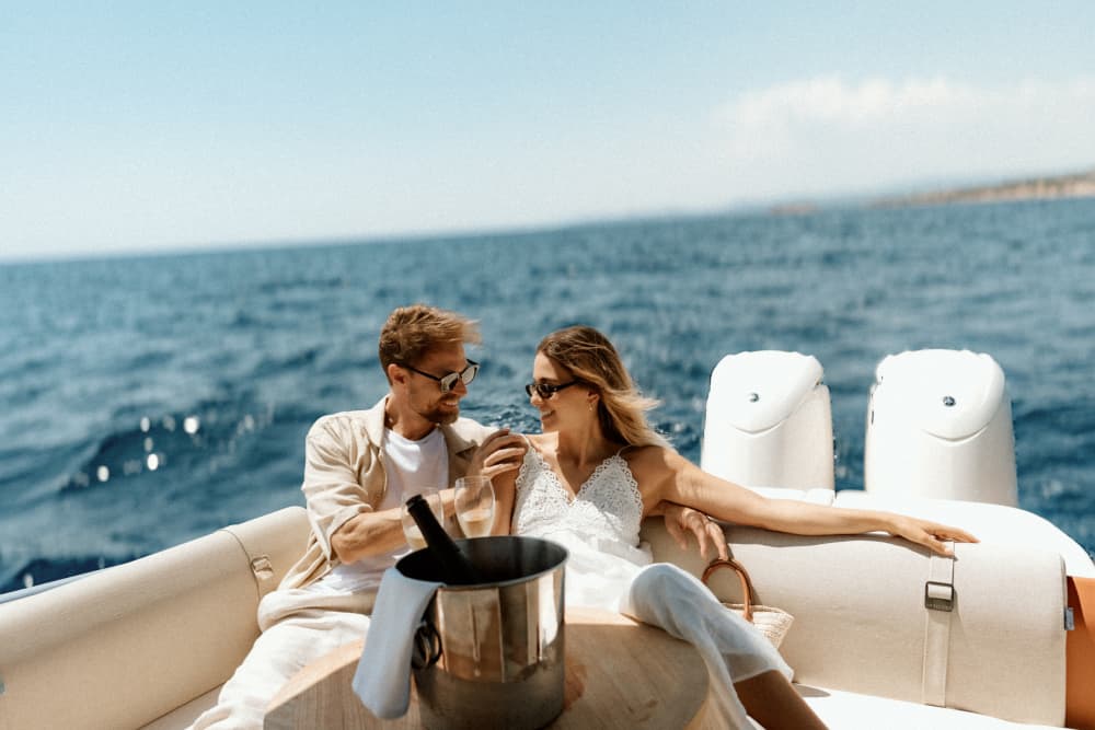 Croisière bleue et verte le long de la côte de Sithonia