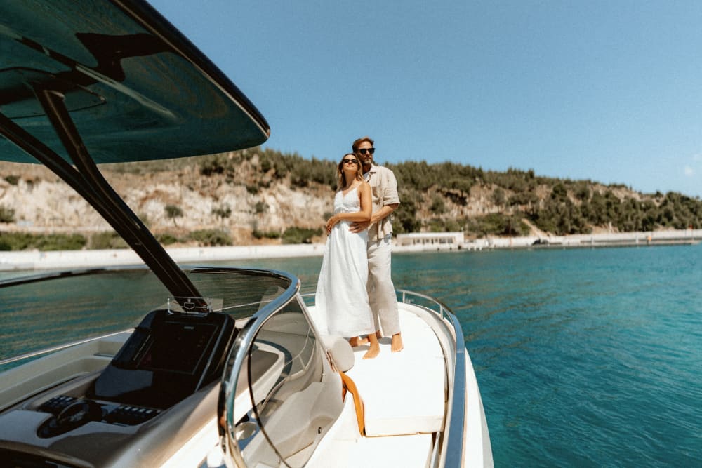 Croisière bleue et verte le long de la côte de Sithonia