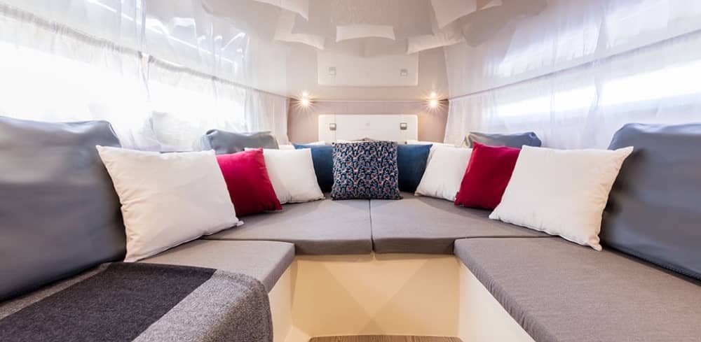 Croisière bleue et verte le long de la côte de Sithonia