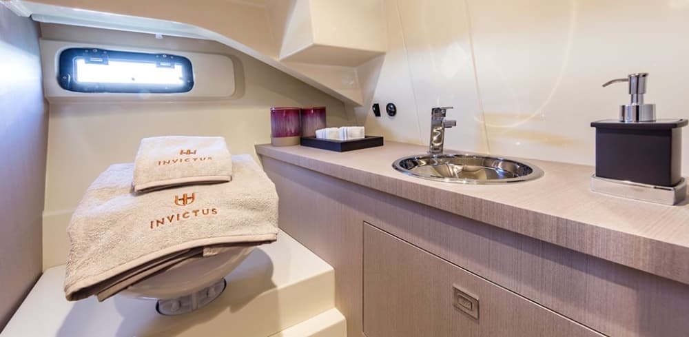 Croisière bleue et verte le long de la côte de Sithonia