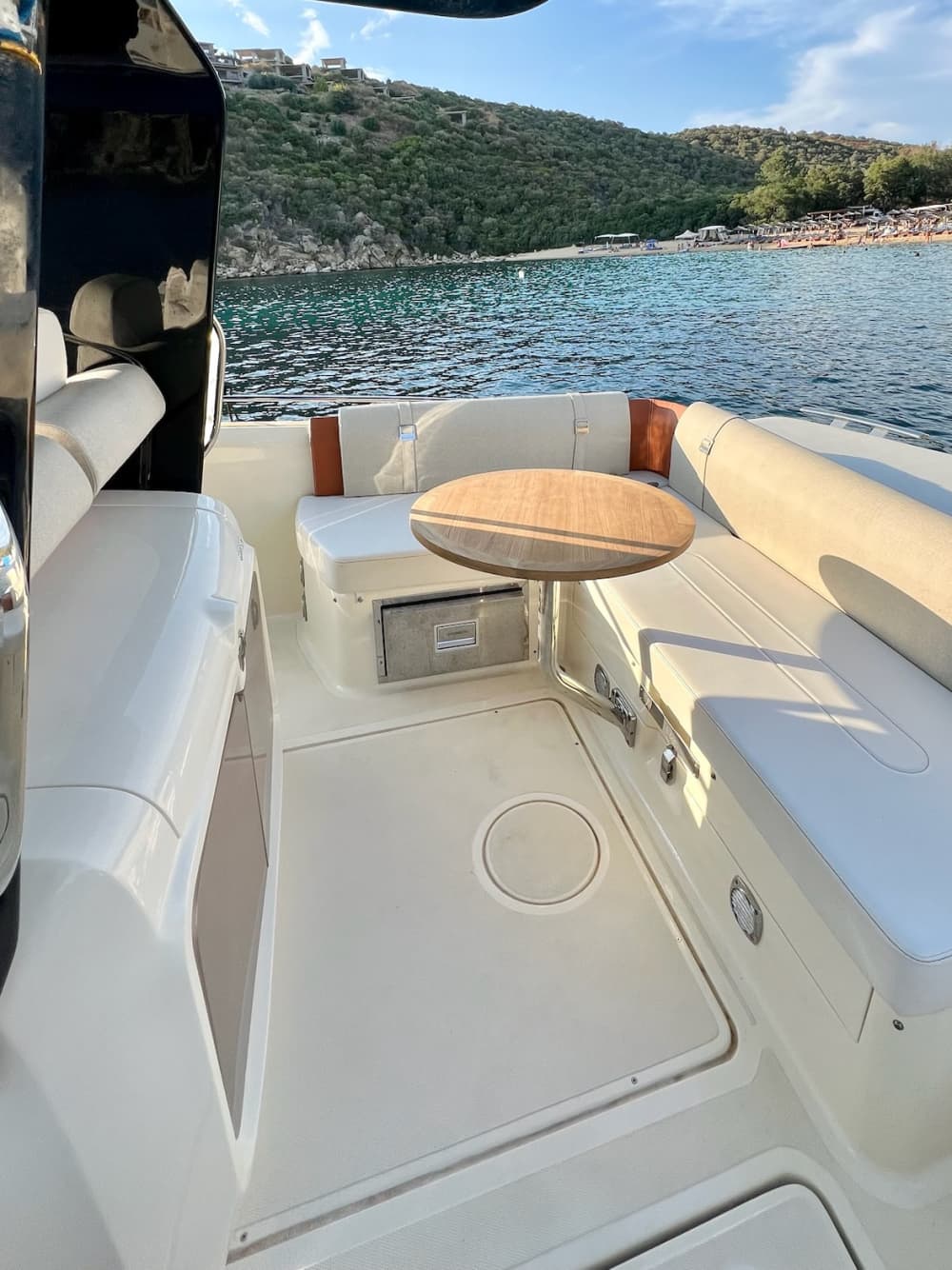 Croisière bleue et verte le long de la côte de Sithonia