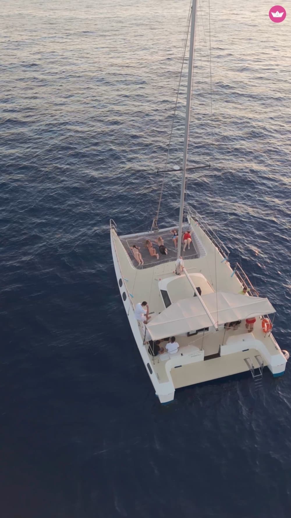 Erkunden Sie die Küste Teneriffas mit dem Katamaran – ganztägig