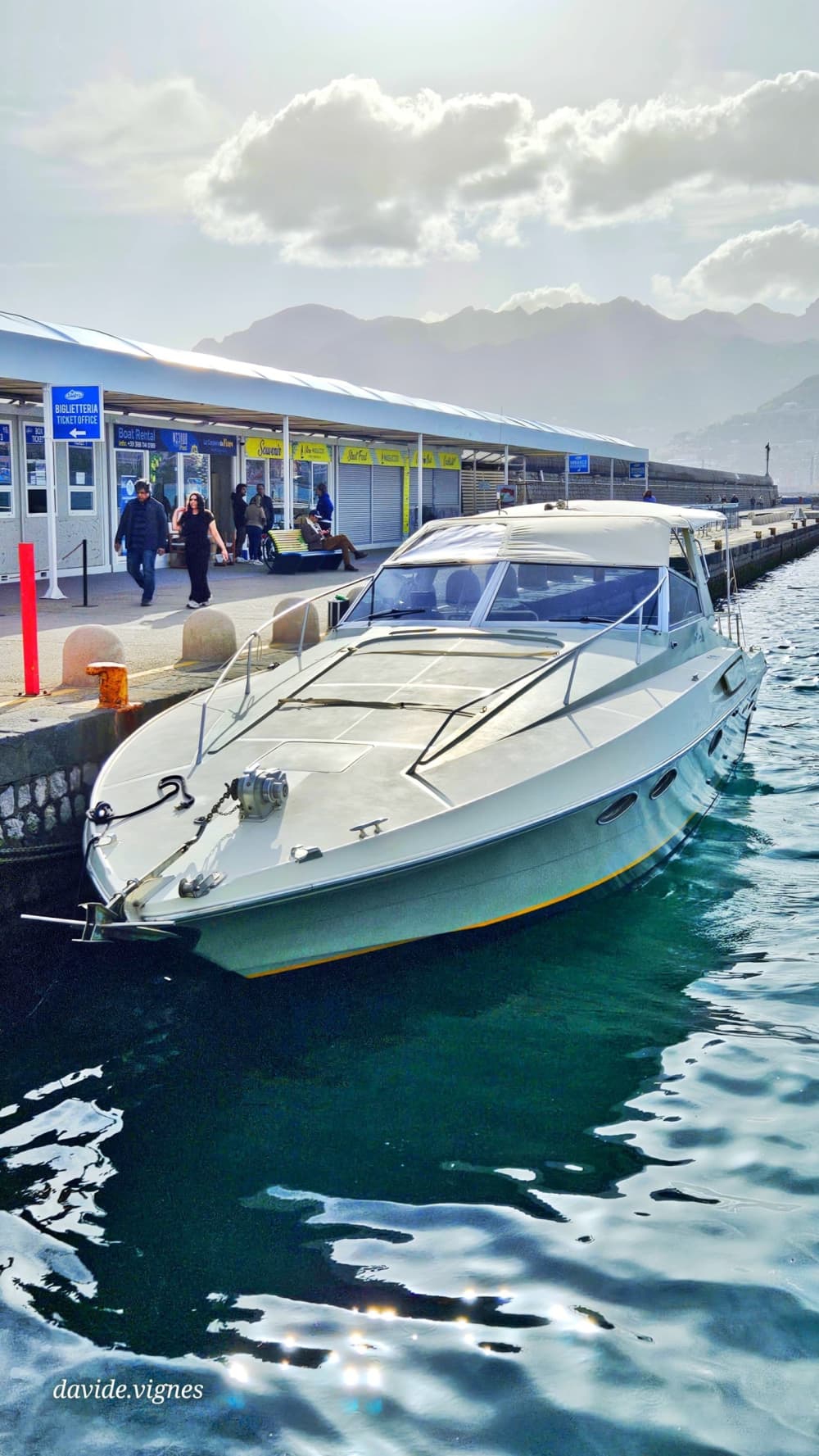 La tua giornata estiva indimenticabile: tour in barca a Capri da Salerno