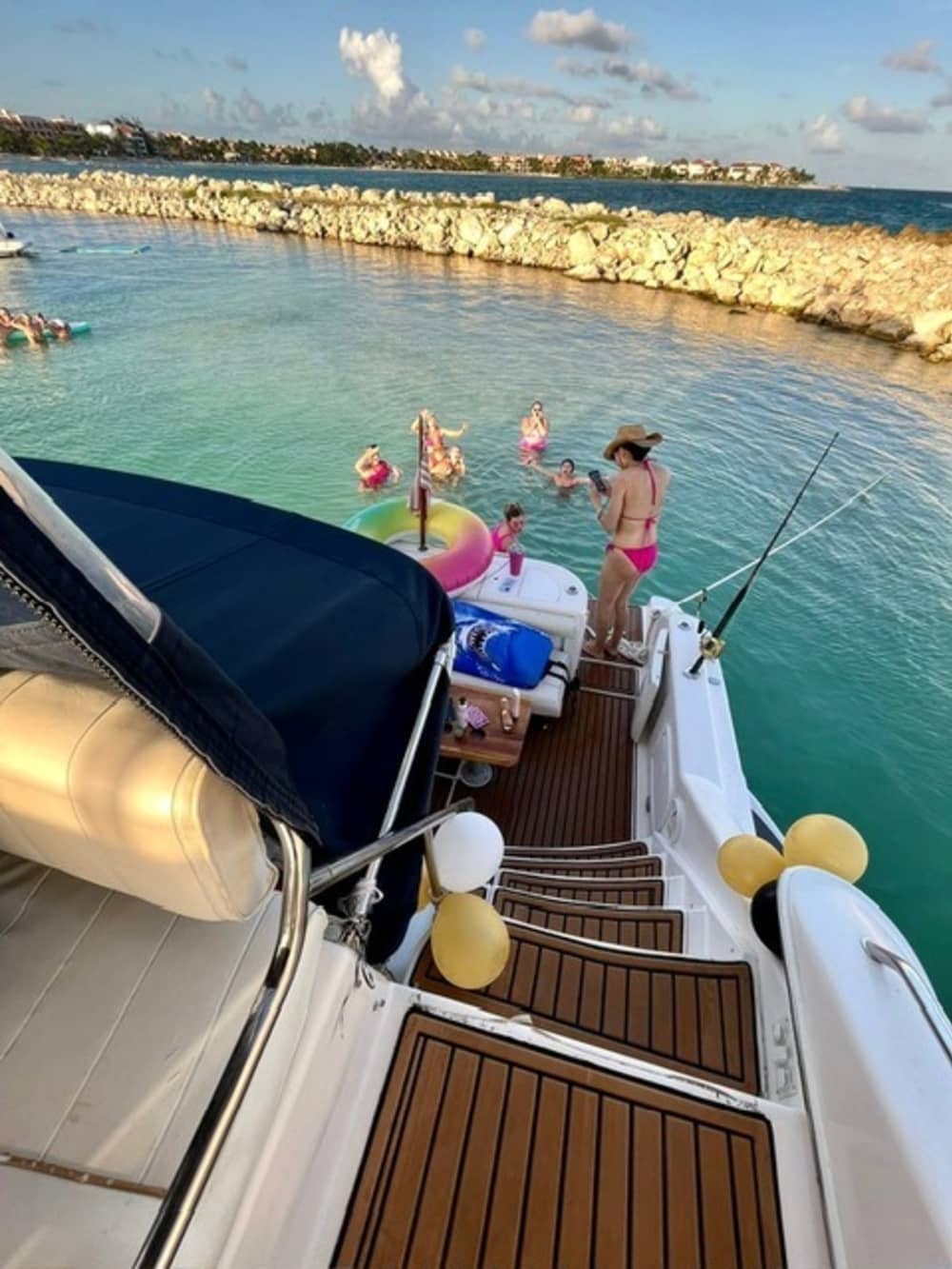 Explora Tulum en barco: Un día completo en el agua a bordo de una lancha motora.