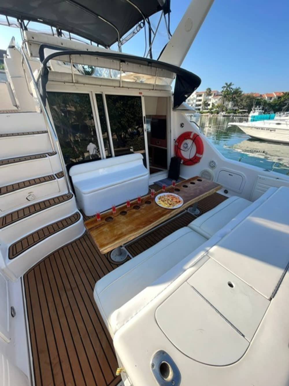 Explora Tulum en barco: Un día completo en el agua a bordo de una lancha motora.