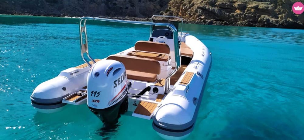 Descubre calas escondidas y aguas turquesas: escapada de 8 horas a Menorca.