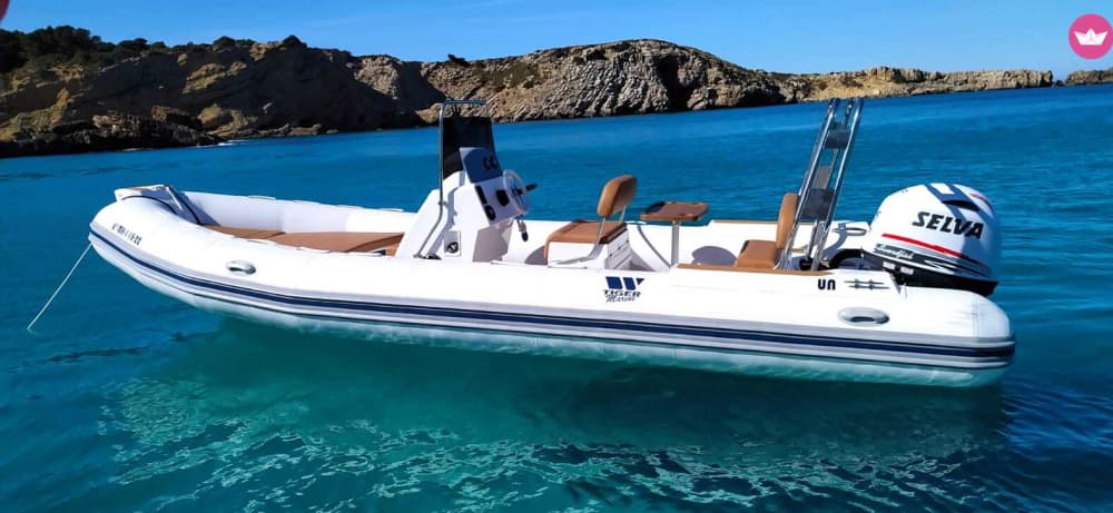 Descubre calas escondidas y aguas turquesas: escapada de 8 horas a Menorca.