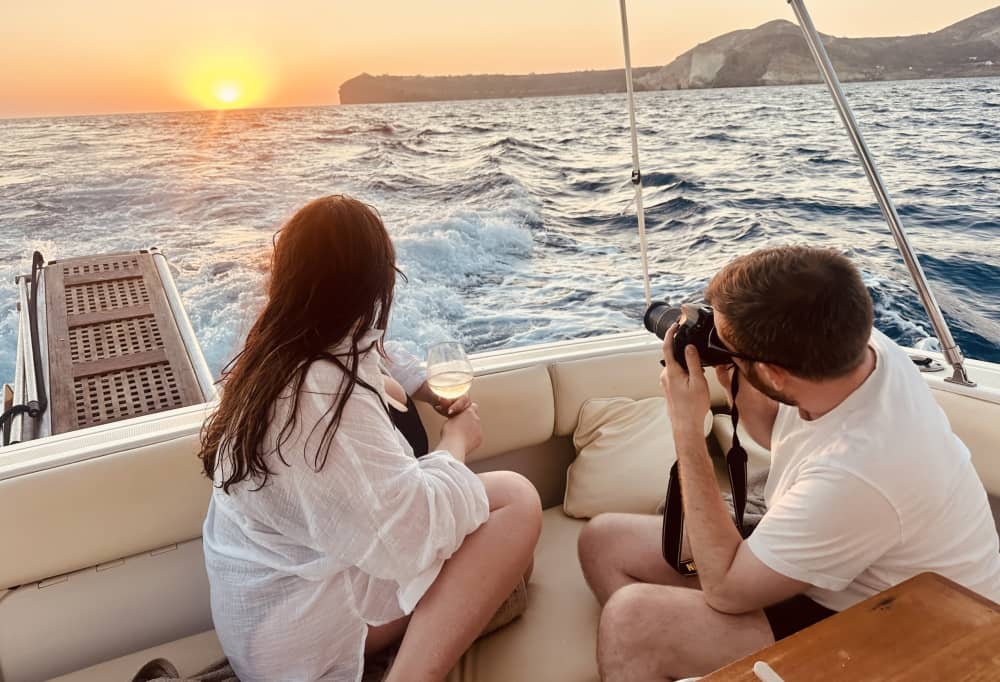 Njut av 8:30 på en motorbåt på Santorini