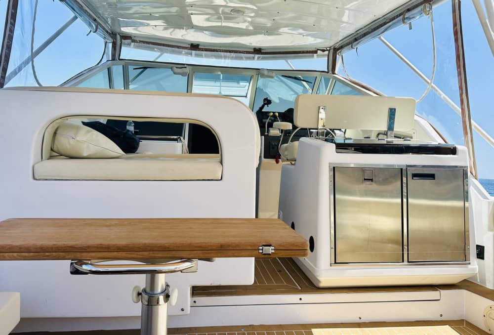 Njut av 8:30 på en motorbåt på Santorini