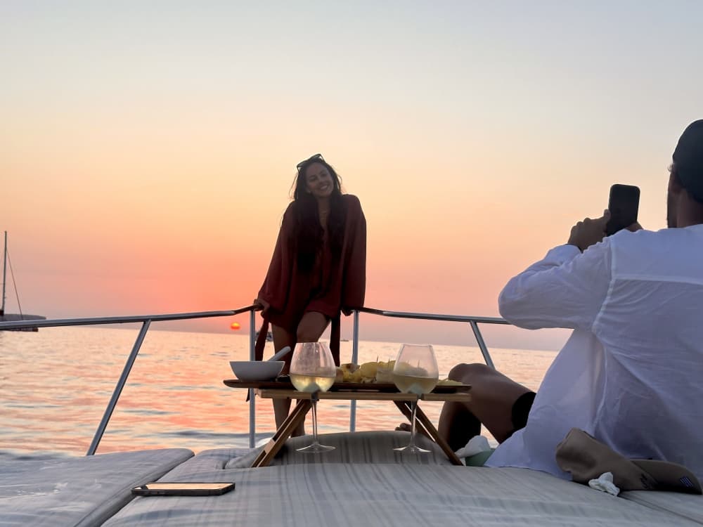 Njut av 8:30 på en motorbåt på Santorini