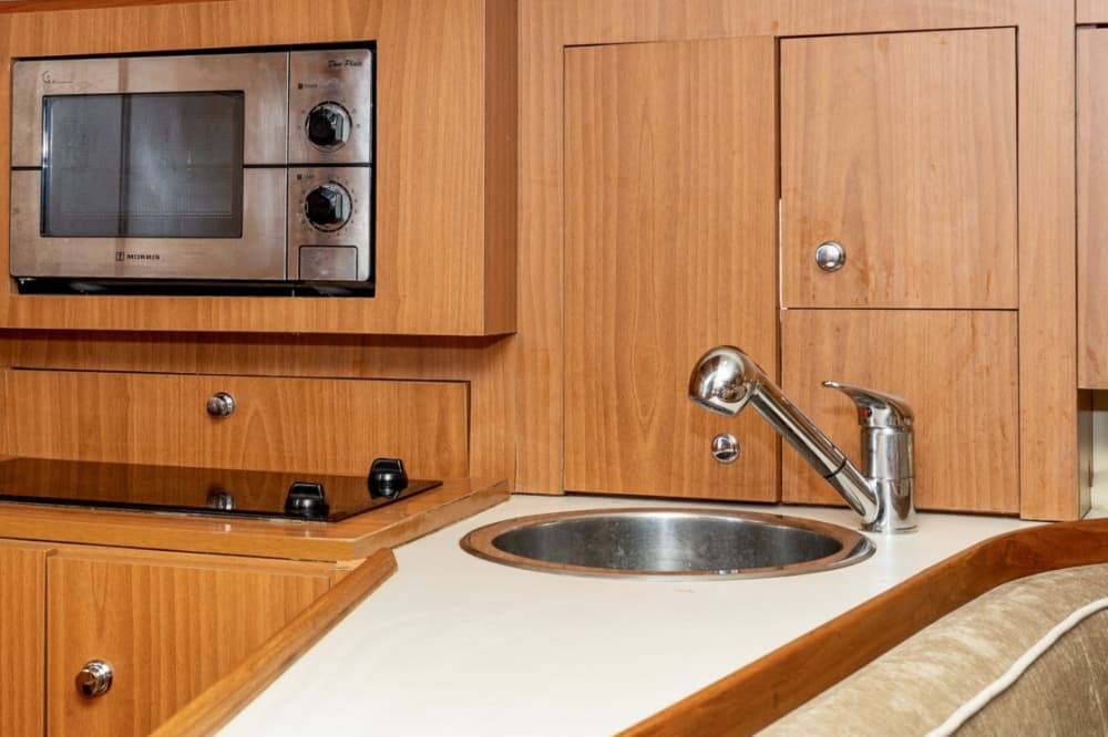 Njut av 8:30 på en motorbåt på Santorini