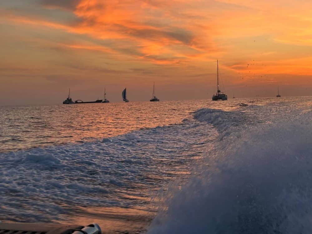 Njut av 8:30 på en motorbåt på Santorini