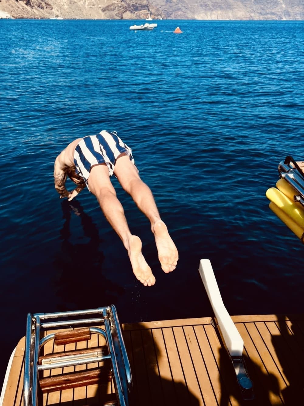 Njut av 8:30 på en motorbåt på Santorini