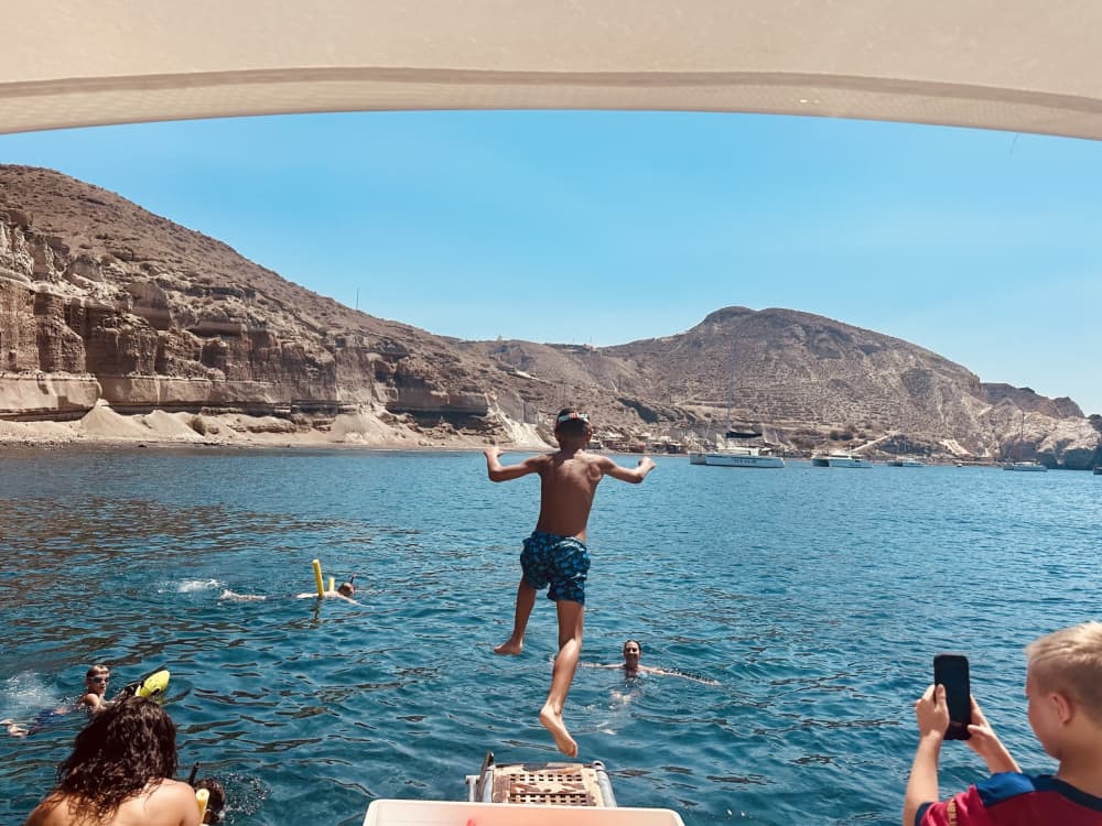 Njut av 8:30 på en motorbåt på Santorini