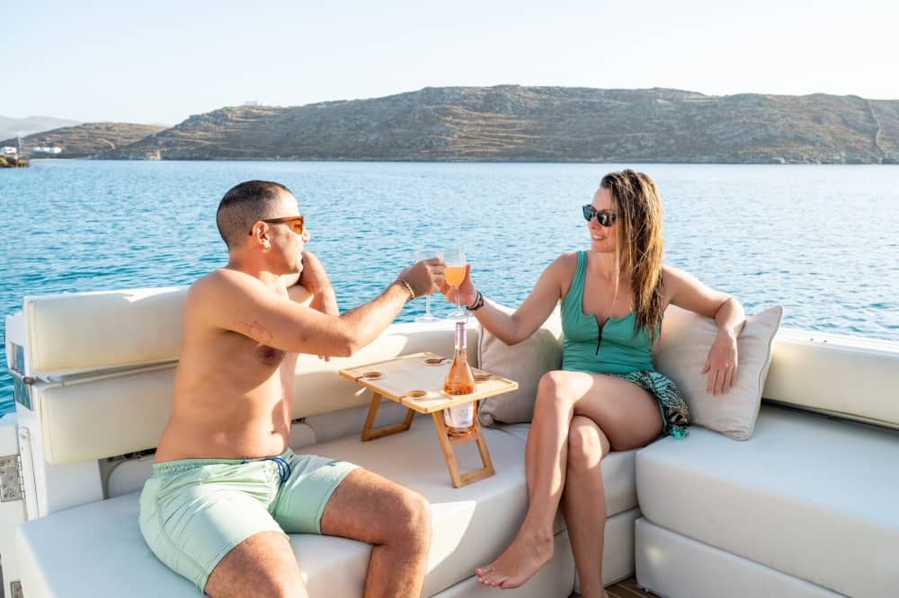 Njut av 8:30 på en motorbåt på Santorini