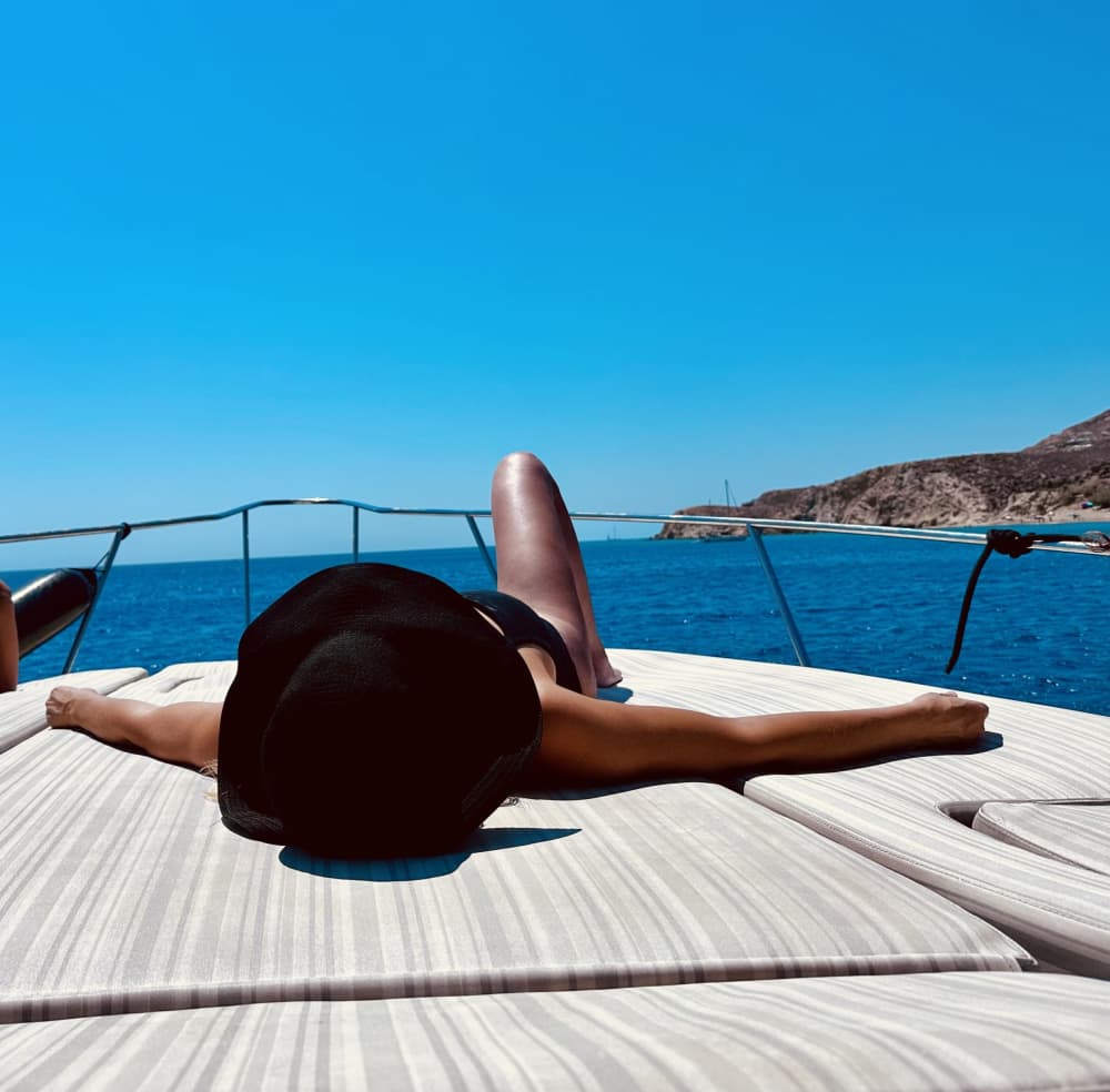 Njut av 8:30 på en motorbåt på Santorini