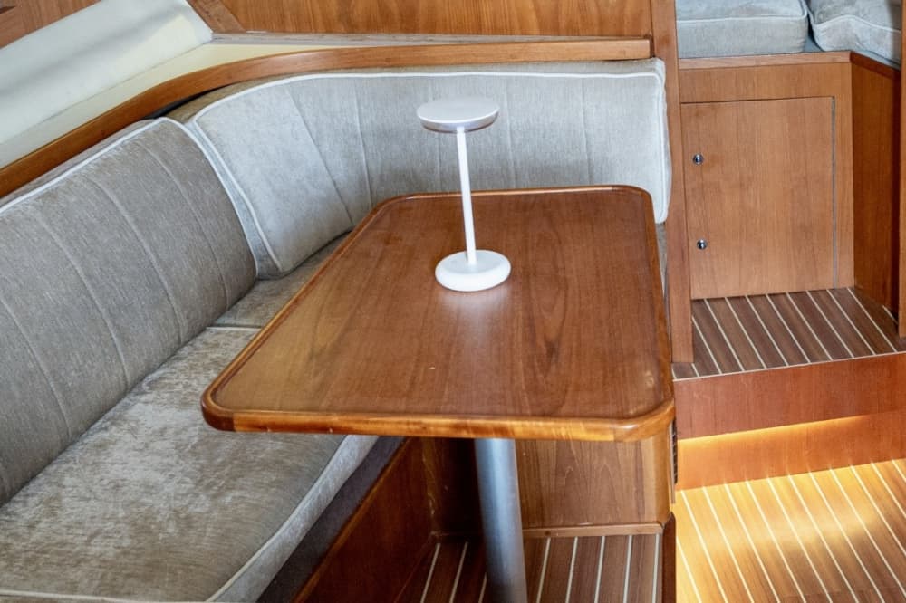 Njut av 8:30 på en motorbåt på Santorini