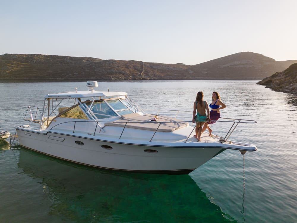 Njut av 8:30 på en motorbåt på Santorini