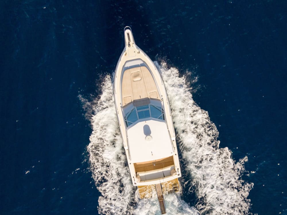 Njut av 8:30 på en motorbåt på Santorini