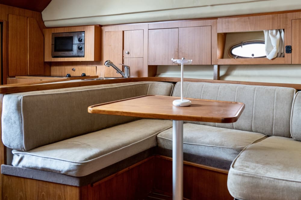 Njut av 8:30 på en motorbåt på Santorini