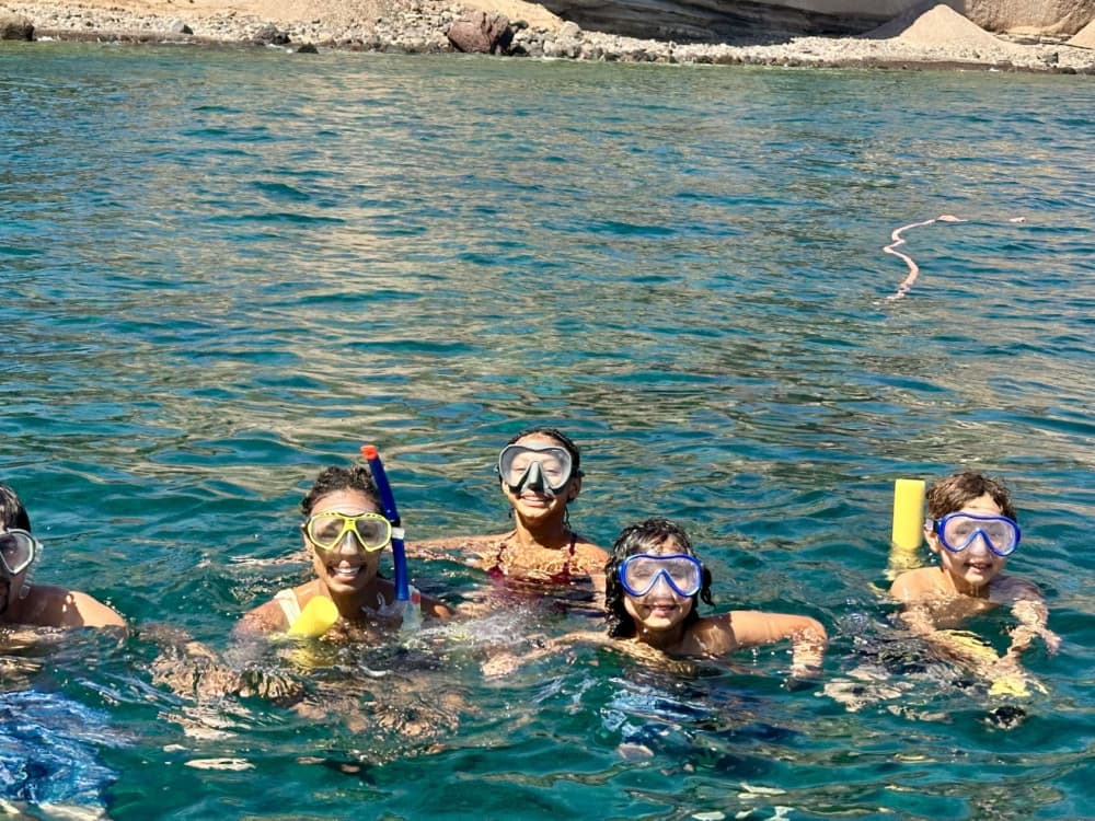 Njut av 8:30 på en motorbåt på Santorini