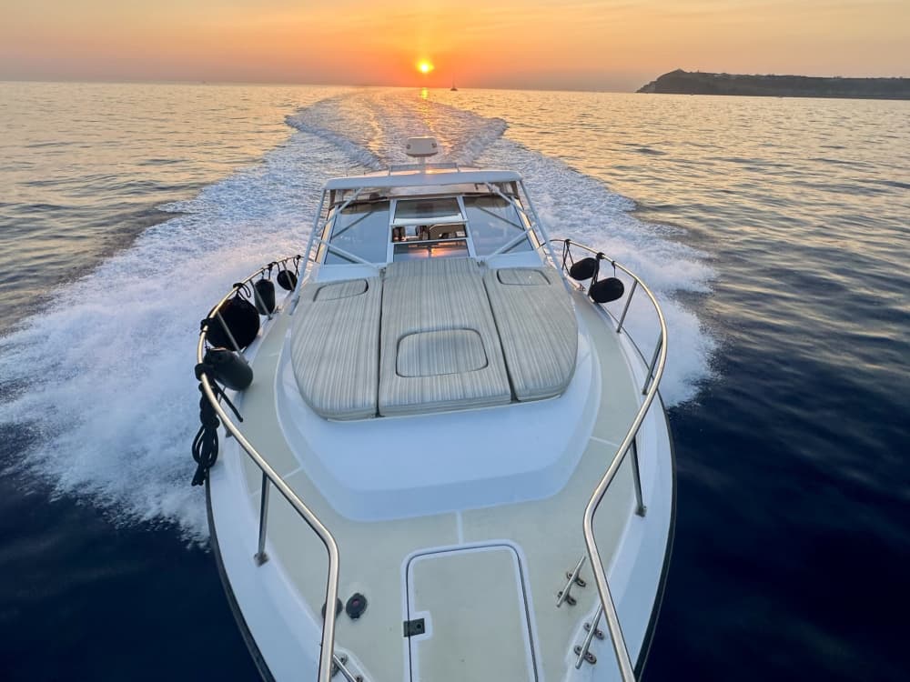 Njut av 8:30 på en motorbåt på Santorini